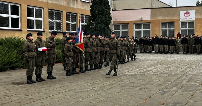 szkoła do hymnu